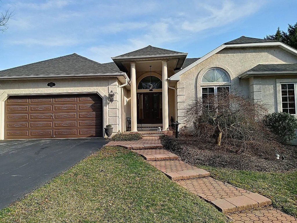 2322 Holly Ln photo 1