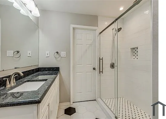 560 NW Douglas St — Photo 14