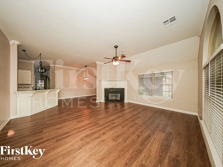 17205 Vitoria Dr — Photo 2
