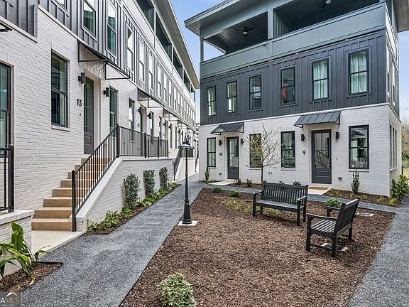 3rd image of 1160 Boulevard Se #11