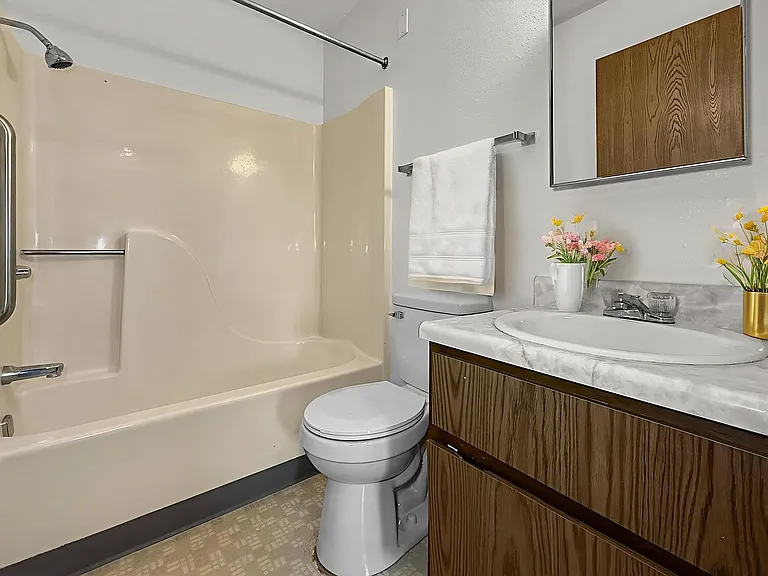 Burbank Village Apartments — Photo 29