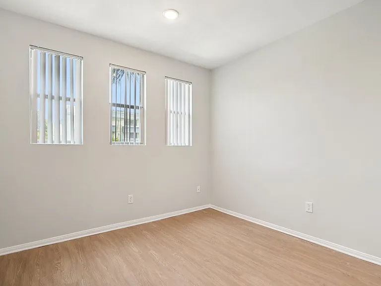 2245 Beverly Glen — Photo 22