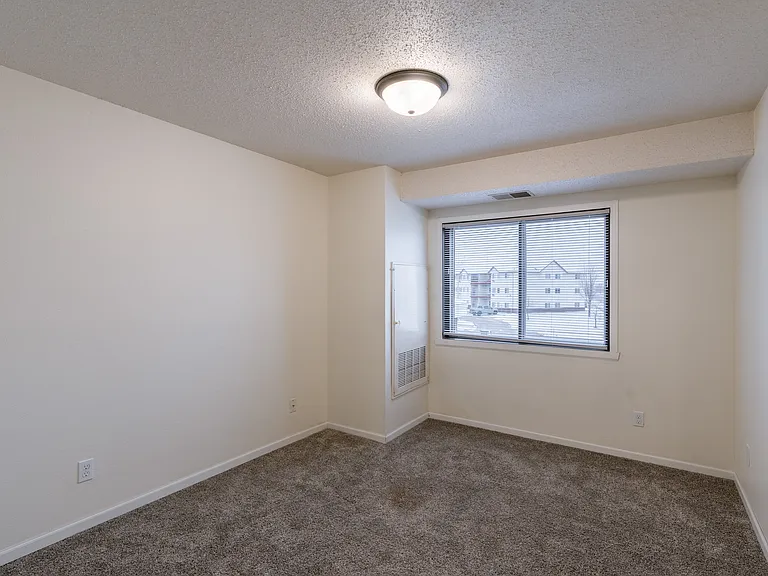 Fargo, ND Willow Park Apartments | Bedroom