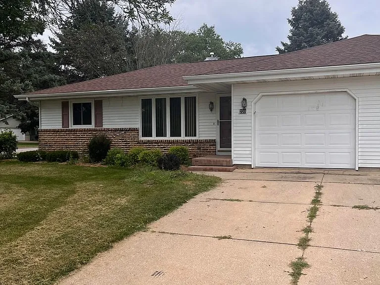218-220 Lyndhurst Dr — Photo 2