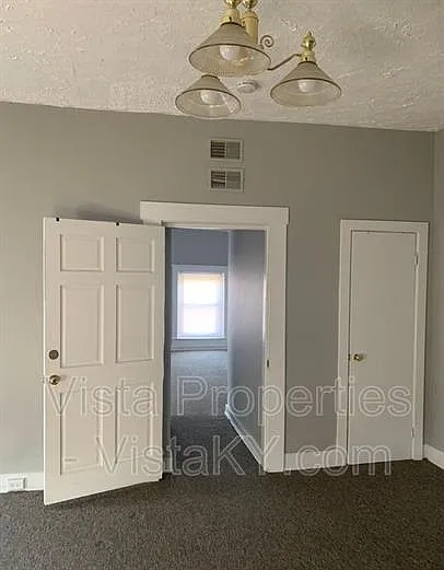 514 W Oak St — Photo 15