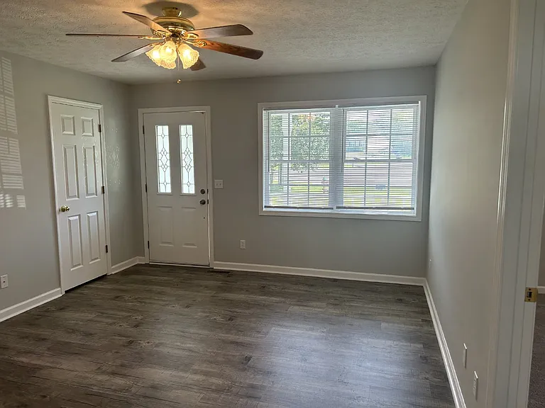 628 Clifton Ln — Photo 3