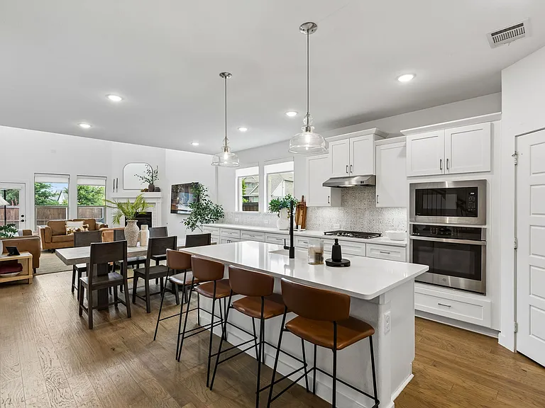 521 Remington Rd — Photo 3