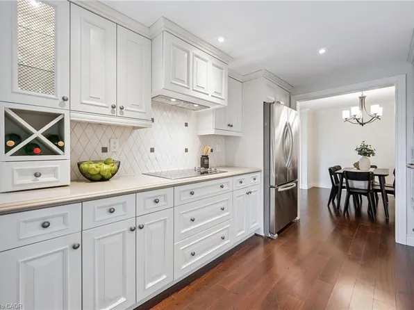 265 Westcourt Pl #1010, Waterloo, ON N2L 6E4