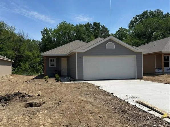 471 Valley View Dr, Tonganoxie, KS 66086