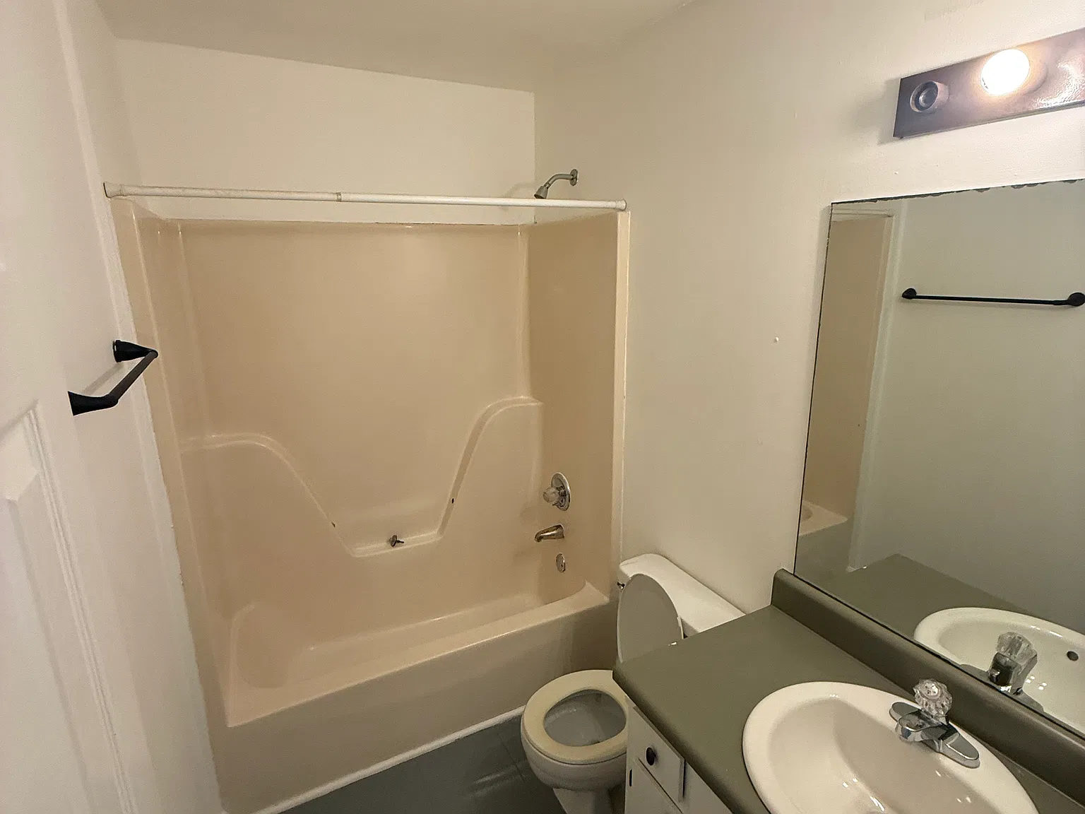 2 bed, 1.5 bath, 1082 sqft, $985 — Photo 4