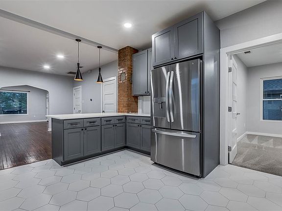 3rd image of 1025 Woodlawn Ave