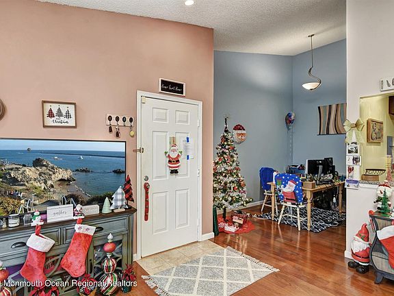 2nd image of 500 Danbury Ln #500