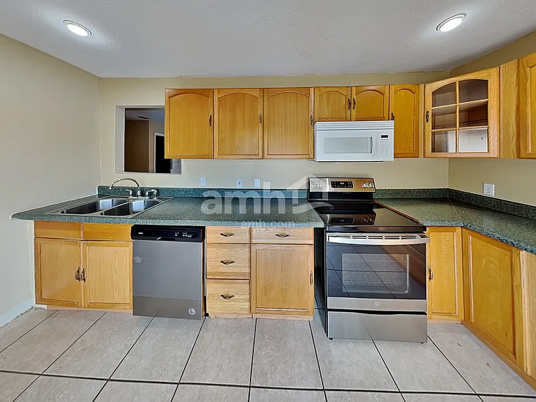 1014 Gore Dr — Photo 7