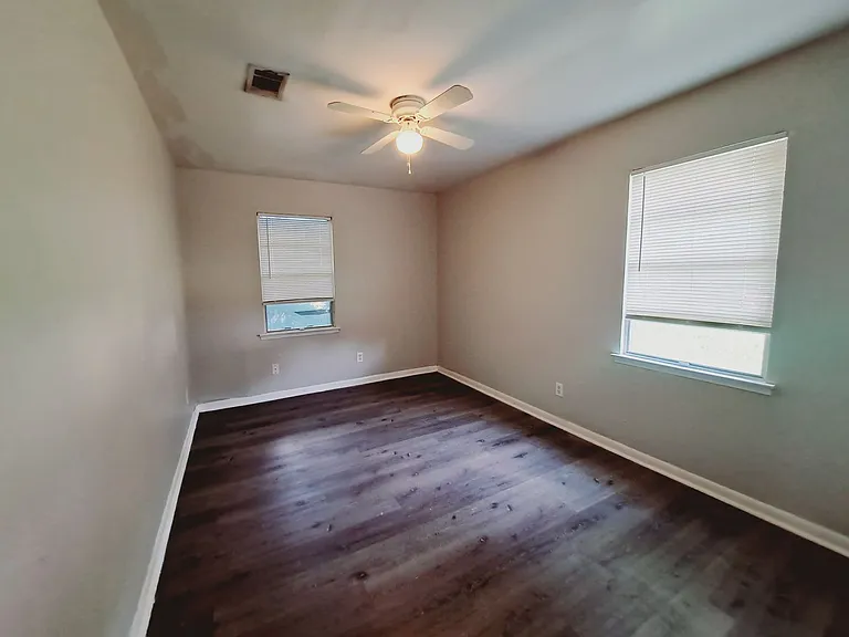 3831 Castle Hills Dr — Photo 7