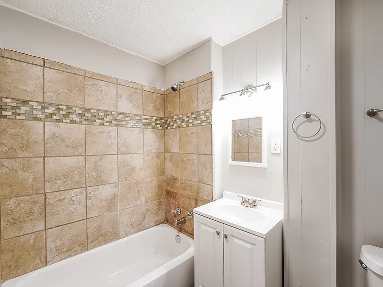 1169044_025_main_bathroom_13197324.jpg