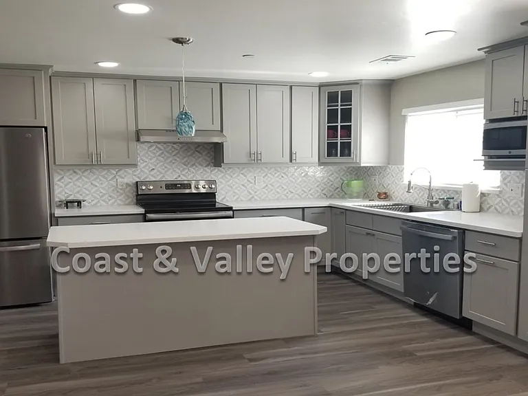 1018 El Camino Real N — Photo 3