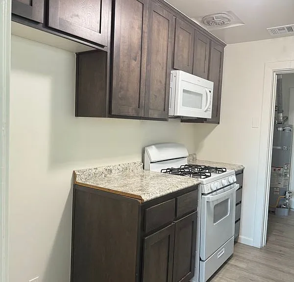 410 E San Joaquin Ave — Photo 5