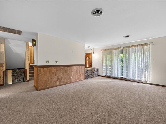 3rd image of 693 Forest Dr
