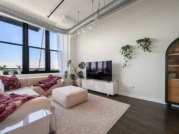 4th image of 1224 W Van Buren St APT 604