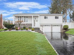 12 Stuyvesant Ln, Smithtown, NY 11787