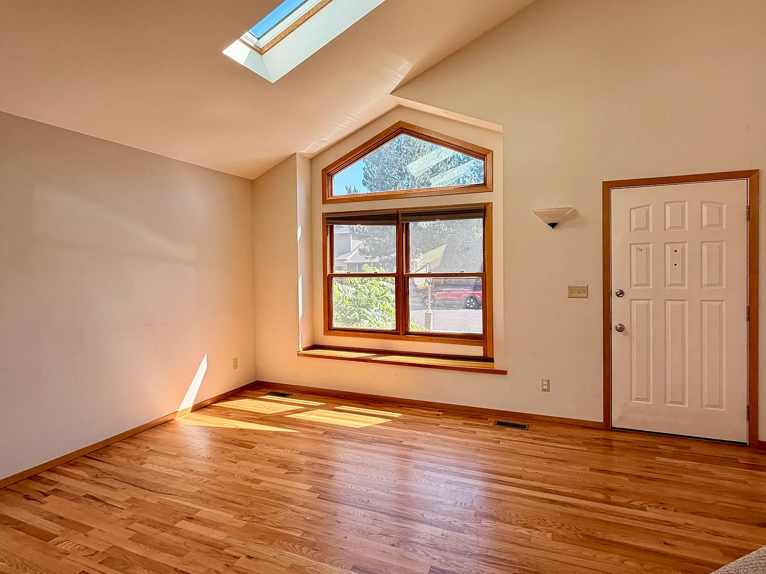 3 bed, 2.5 bath, 1592 sqft, $2,800 — Photo 2