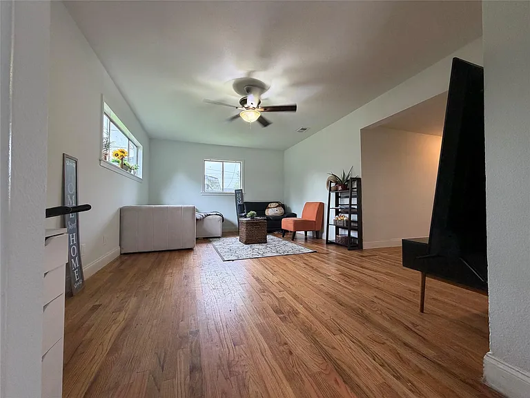 9507 Vogue Ln — Photo 5