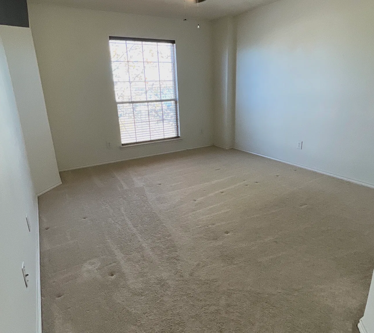 5 bed, 3.5 bath, 2439 sqft, $2,050 — Photo 2