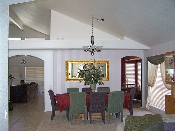 Large wonderful diningroom!
