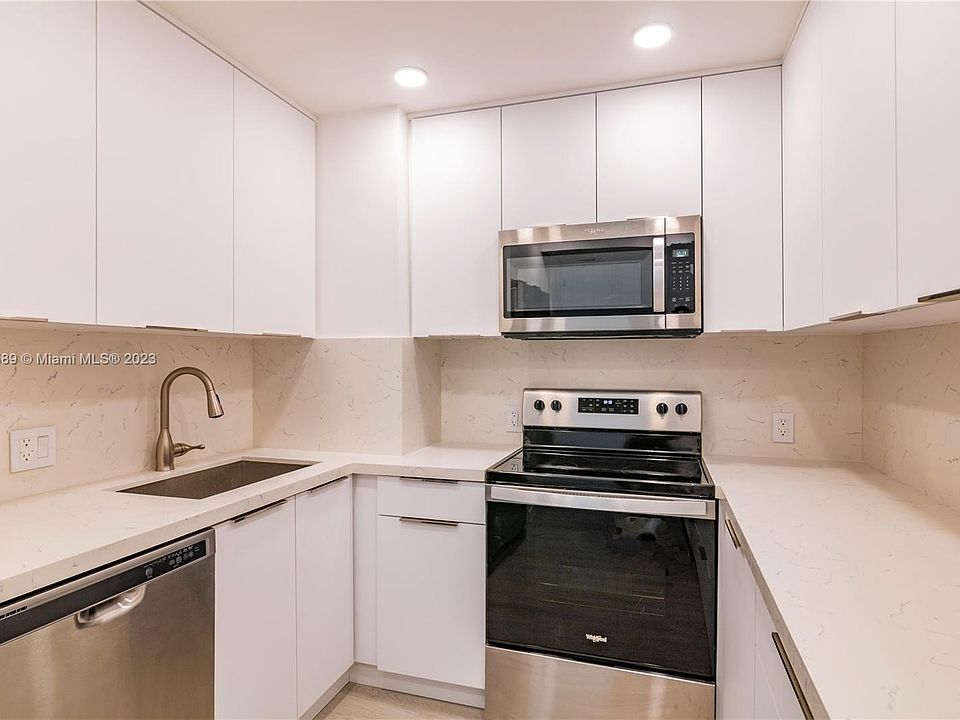 1st image of 100 Bayview Dr APT 214