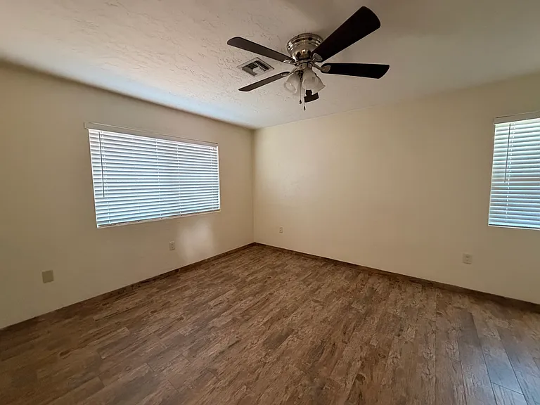 830 E 8th St #2 — Photo 15