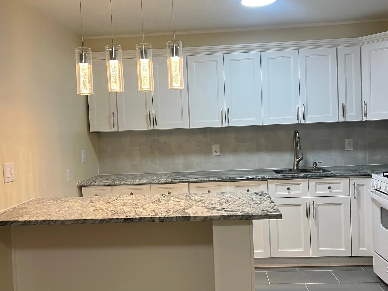 3 bed, 900 sqft, $3,800 — Photo 1