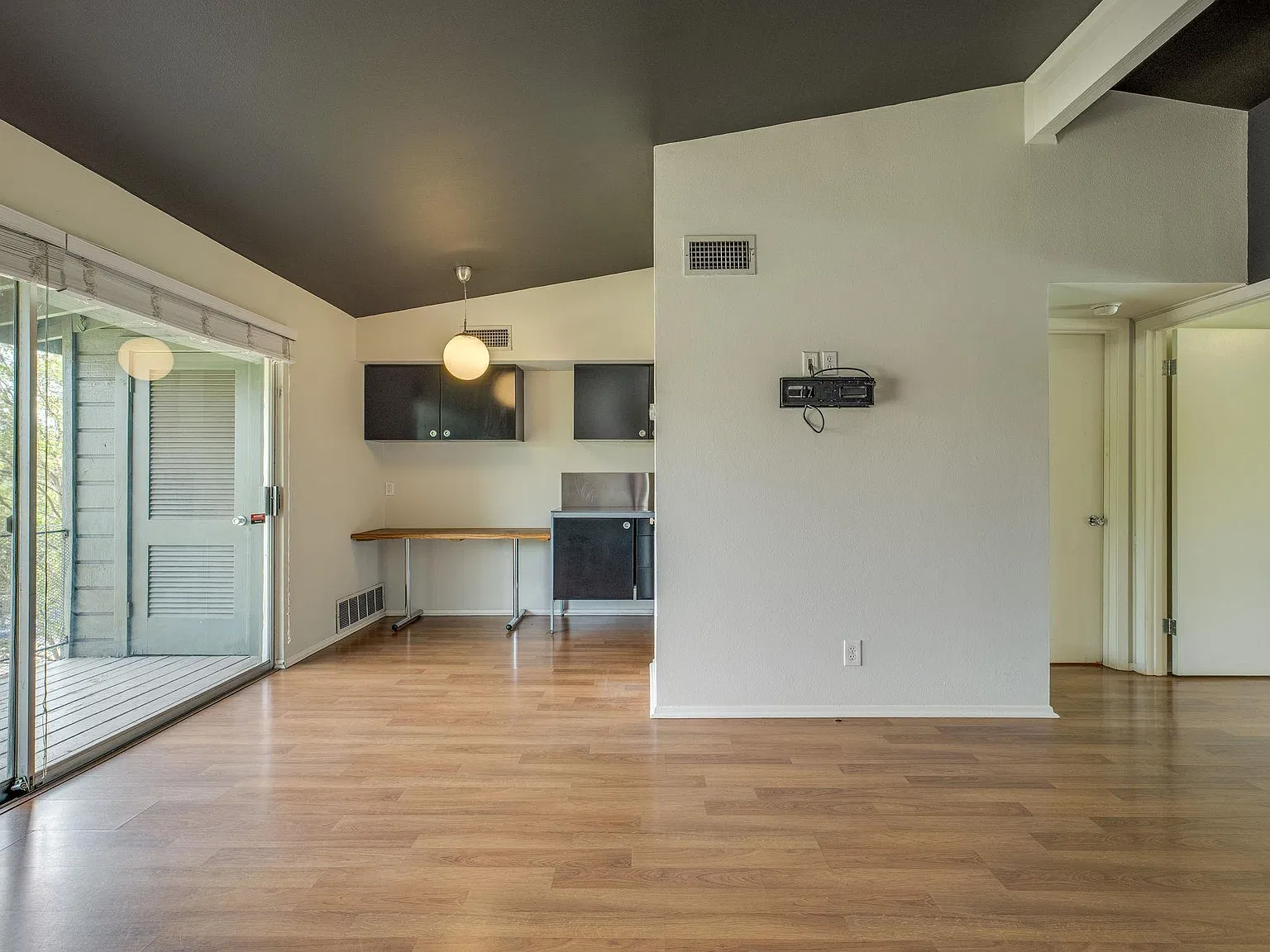 1 bed, 1.0 bath, 563 sqft, $1,450 — Photo 2