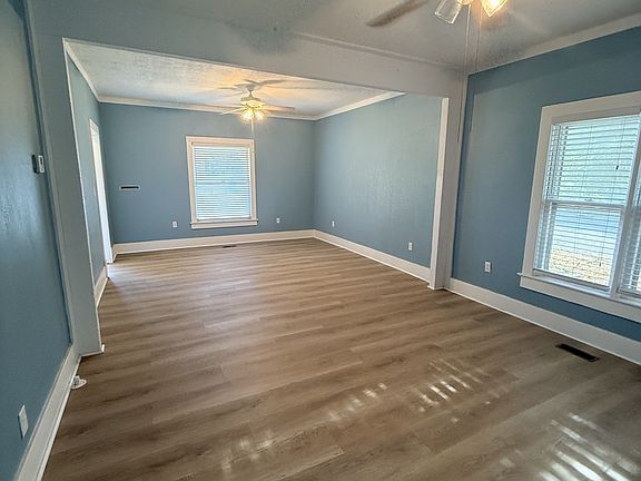 5th image of 1402 E Maple Ave