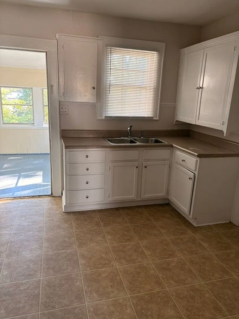 Well kept home in the Greenway neighborhood — Photo 4