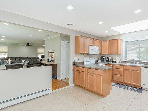 4th image of 4 Millbrook Dr