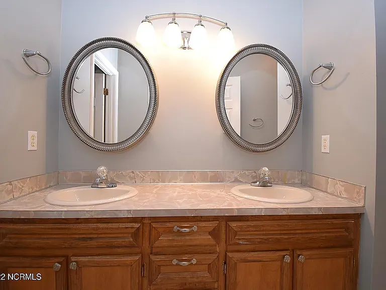 623 Bayberry Ln — Photo 7