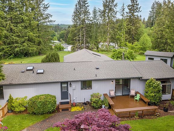 2nd image of 124 NE Riverhill Dr