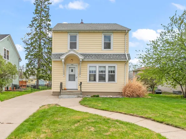 206 12th St N, Moorhead, MN 56560
