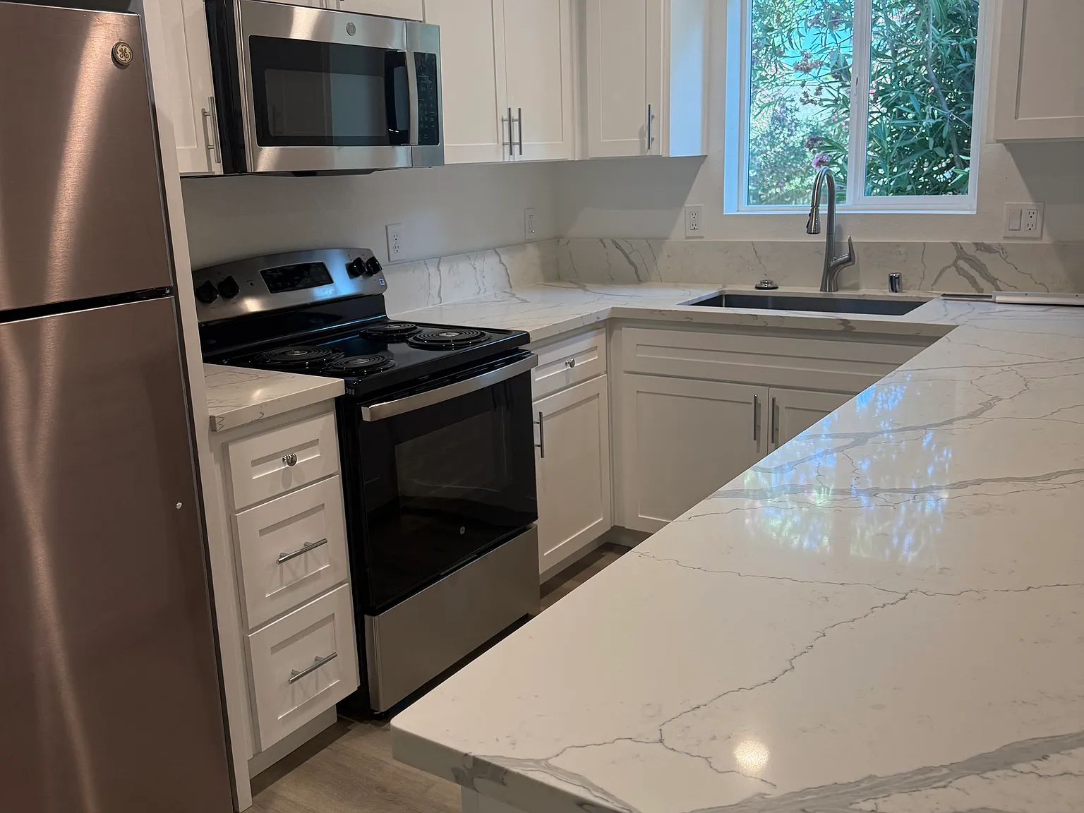 3 bed, 1000 sqft, $2,700 — Photo 2