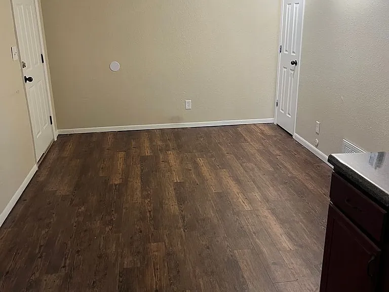 918 S Robberson Ave — Photo 4