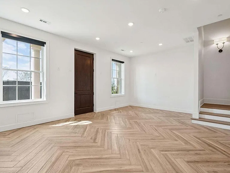 376 Broad St — Photo 7