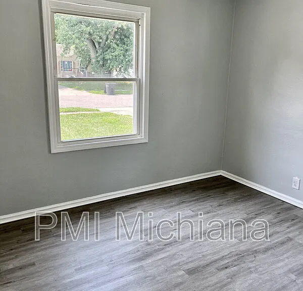 230 N Albert Ave — Photo 7