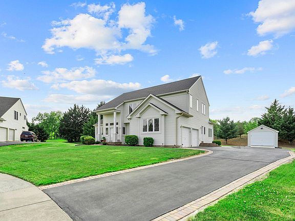 3rd image of 936 Longwood Ct