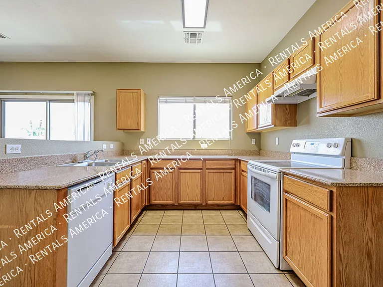 1356 E Clifton Ave — Photo 14