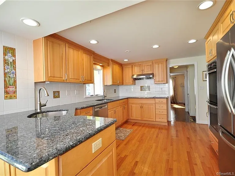 42 Seneca Rd — Photo 4