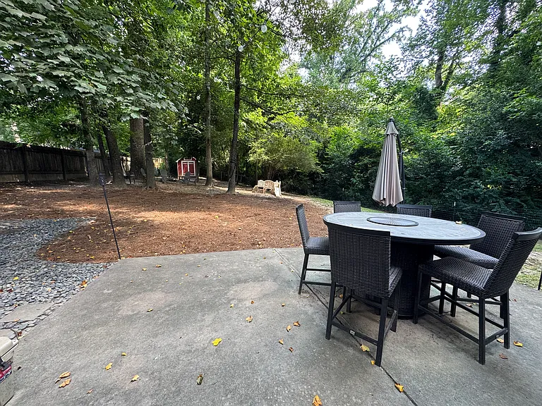 2571 Warwick Cir — Photo 24