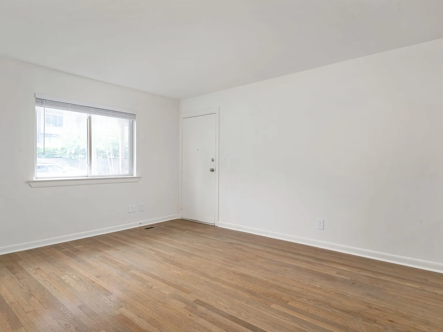 2 bed, 1000 sqft, $1,900 — Photo 1