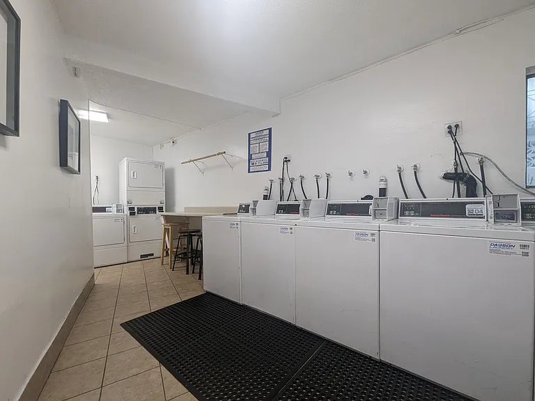 1811 Tamarind Ave — Photo 6