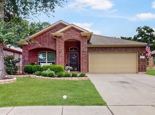 1104 Edgewater Dr, Azle, TX 76020