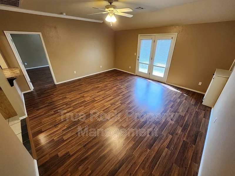 2 bed, 1.0 bath, $1,300 — Photo 4